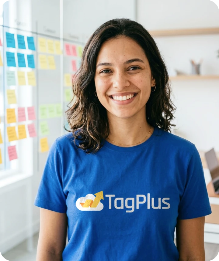 Mulher sorridente vestindo camiseta da TagPlus em ambiente de escritório